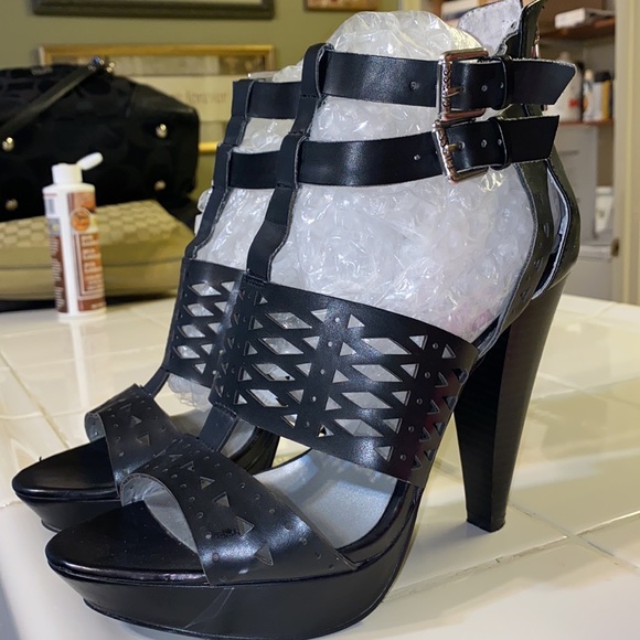 Guess Triangle Open-Toed Buckled/Zippered Heels - Picture 2 of 8